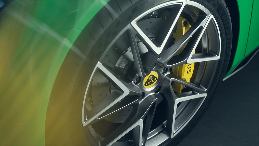Cпорткар Lotus Emira получил обновки к 2026 модельному году