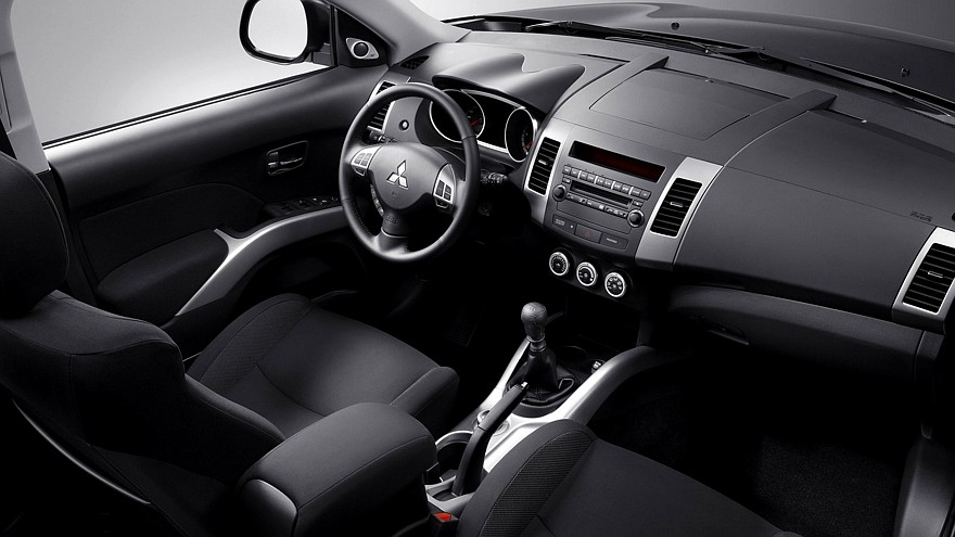 Интерьер Mitsubishi Outlander North America '2009–13э