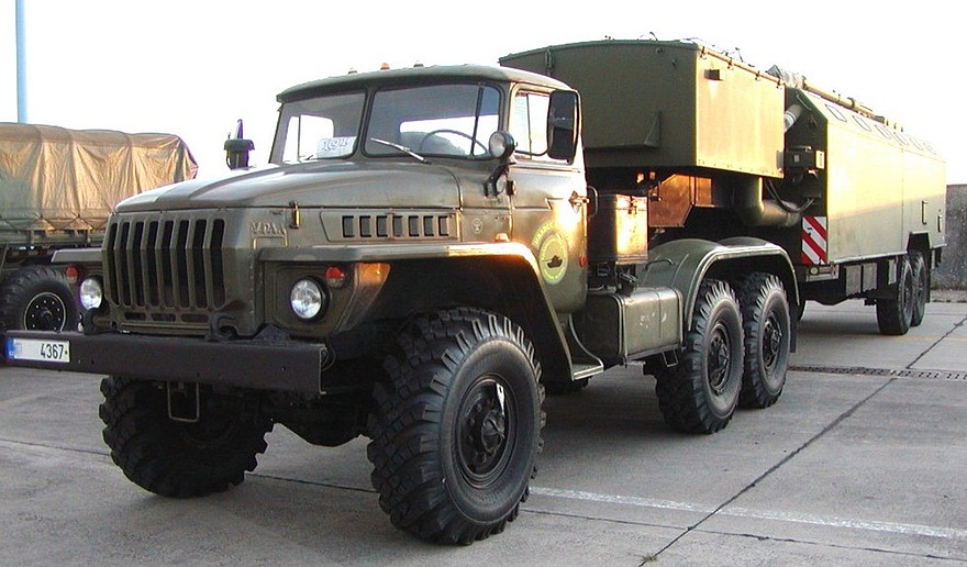 Тягач Урал-44201 и активный полуприцеп Урал-862 с кузовом-фургоном К-862