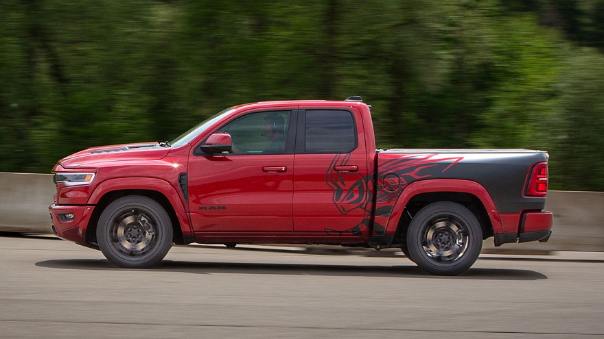 На фото: Ram 1500 Rumble Bee 392