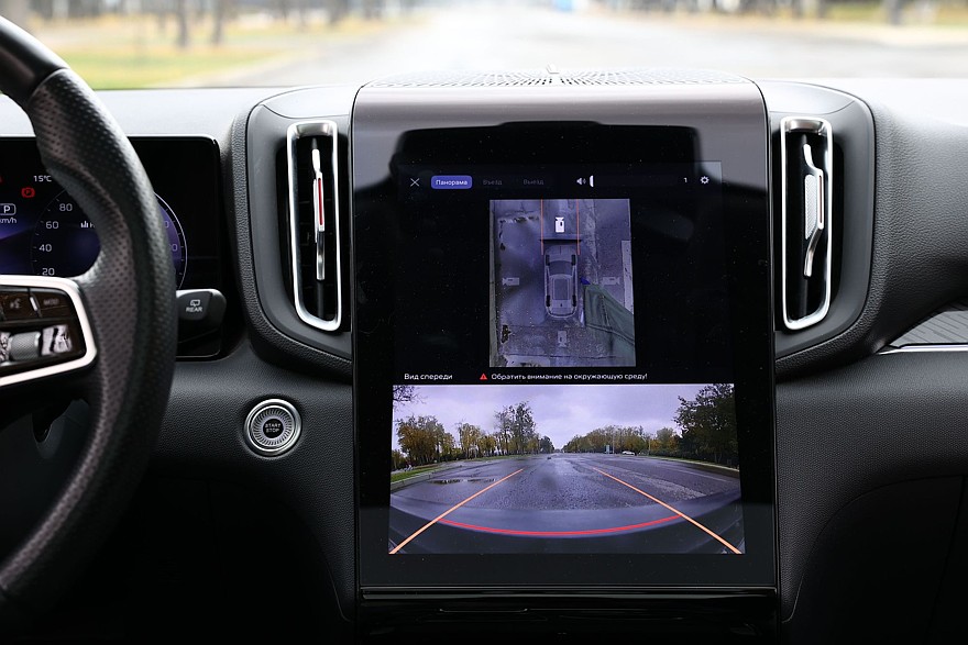 Красное знамя против четырёх колец: сравнительный тест Hongqi HS3 и Audi Q3