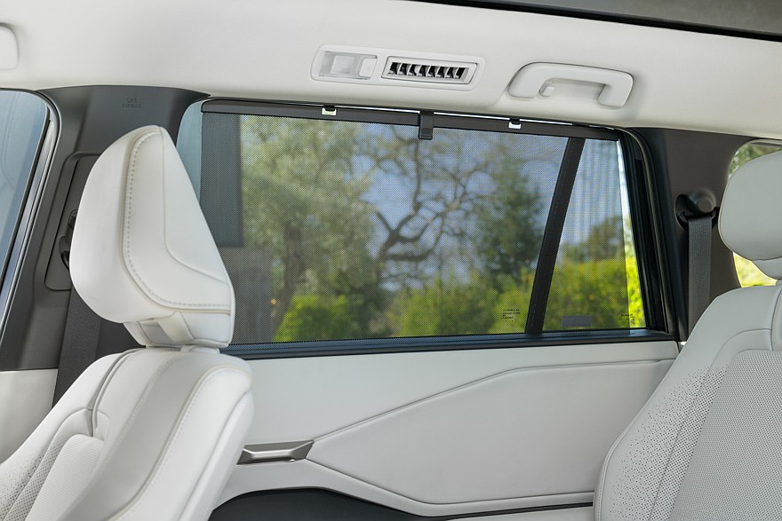 На фото: салон Toyota Highlander нового поколения