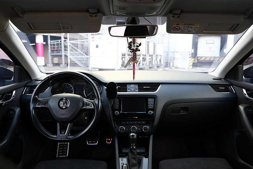 Skoda Octavia A7 с пробегом: ржавые пороги, дыры в дверях и комфортный салон из пластика