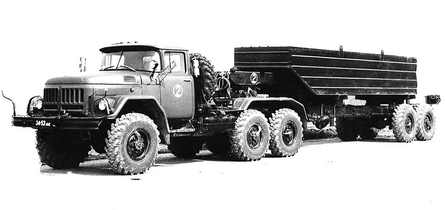 Автопоезд 6009 с полуприцепом БАЗ-9951 для перевозки речных понтонов (из архива С. Ковалева)