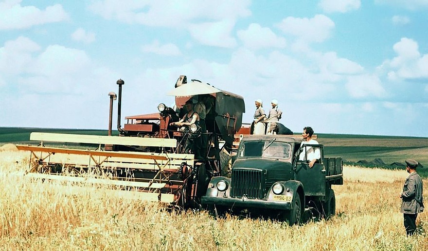 Сталинец-4 и ГАЗ-51. Фото: autowp.ru