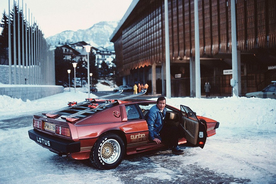 Lotus Turbo Esprit, Роджер Мур. Снимался в фильме «Только для Ваших глаз» (For Your Eyes Only), 1981