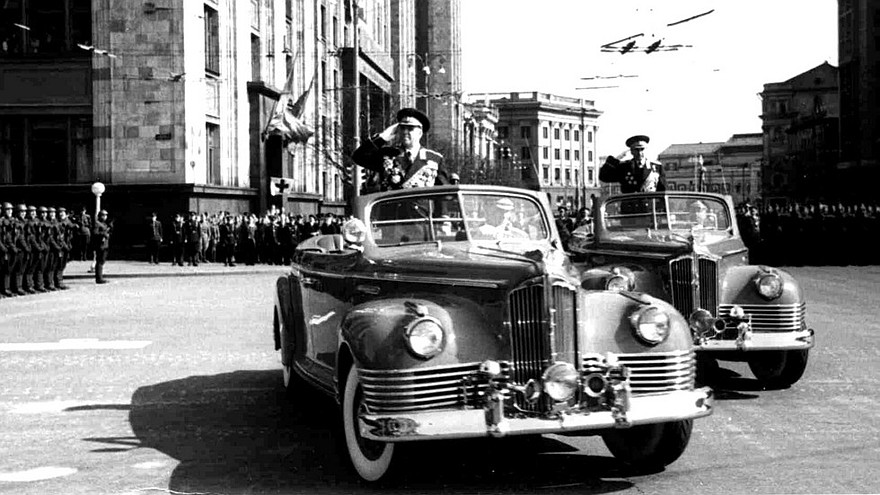 Министр обороны Г. К. Жуков и маршал К. С. Москаленко на военном параде 7 ноября 1955 года (из архива В. Мазепы)