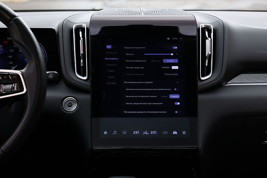 Красное знамя против четырёх колец: сравнительный тест Hongqi HS3 и Audi Q3