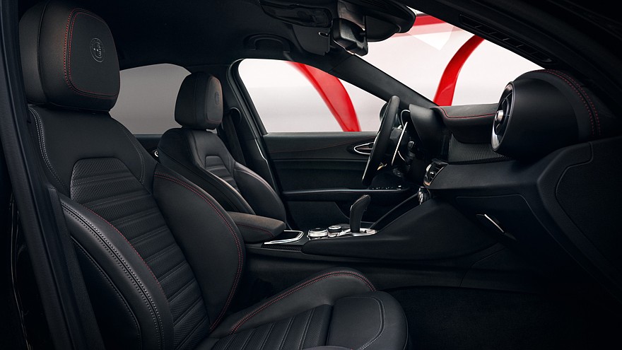 На фото: салон Alfa Romeo Giulia с пакетом Performance Pack