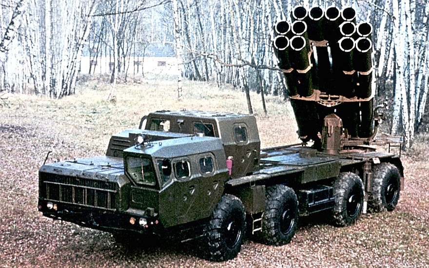 Боевая 12-зарядная установка «Смерч-М» в боевом положении (из проспекта «Росвооружение»)