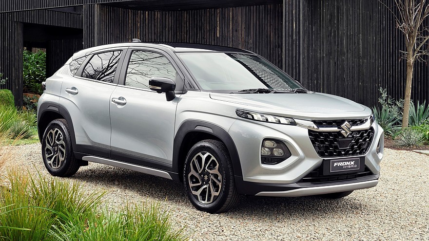 Suzuki Fronx доступен в Австралии только с 1,5-литровым бензиновым «атмосферником» (103 л.с., 137 Нм), дополненным мягкогибридным довеском в виде стартер-генератора и небольшой буферной батареи. Коробка передач — только 6-ступенчатый «автомат», привод — только передний, хотя, например, в Японии предлагается в том числе полноприводный Fronx.