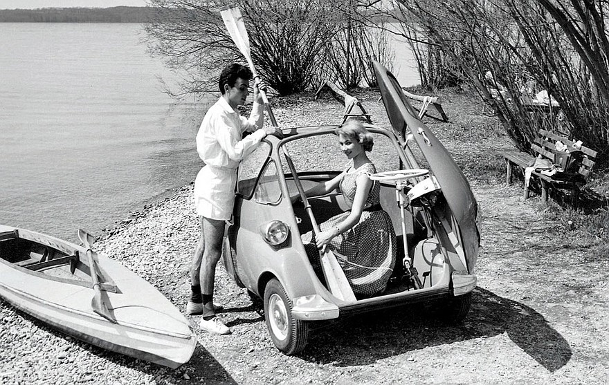 На фото: BMW Isetta. Германия, 1955