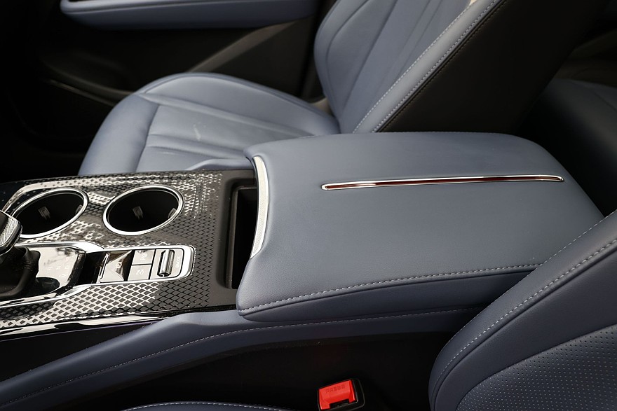 Красное знамя против четырёх колец: сравнительный тест Hongqi HS3 и Audi Q3