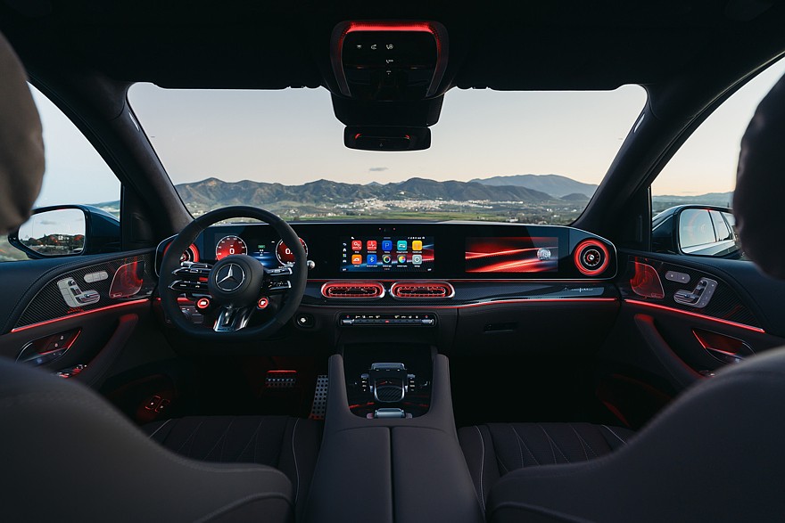 На фото: салон обновлённого кроссовера Mercedes‑AMG GLE 53 Hybrid 4Matic+