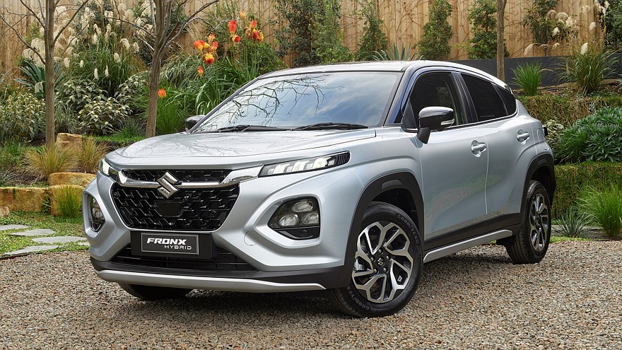 Suzuki Fronx доступен в Австралии только с 1,5-литровым бензиновым «атмосферником» (103 л.с., 137 Нм), дополненным мягкогибридным довеском в виде стартер-генератора и небольшой буферной батареи. Коробка передач — только 6-ступенчатый «автомат», привод — только передний, хотя, например, в Японии предлагается в том числе полноприводный Fronx.
