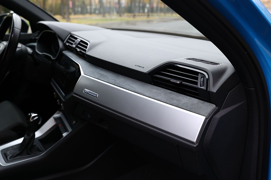 Красное знамя против четырёх колец: сравнительный тест Hongqi HS3 и Audi Q3