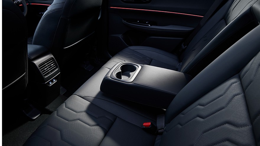 На фото: салон кроссовера Honda Insight