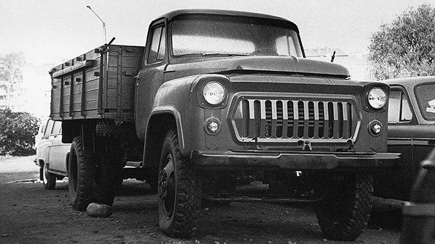Где находится номер шасси на ГАЗ-53.? 1988 года,,, при осмотре машины, инспектор не нашёл.