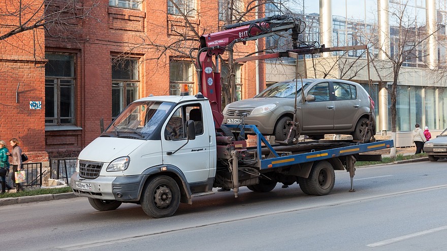 SAMARA, RUSSIA — NOVEMBER 7: Evacuation vehicle for traffic violations on November 7, 2013 in Samara, Russia.