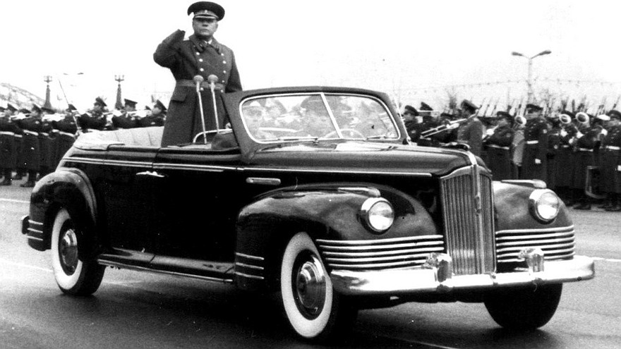 Маршал К. Е. Ворошилов принимает парад на автомобиле ЗИС-110Б (из архива В. Мазепы)