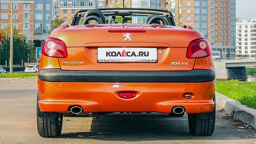 Peugeot 206 СС оранжевый сзади