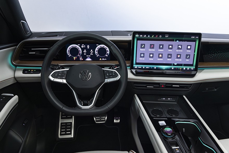 На фото: салон Volkswagen Atlas второго поколения