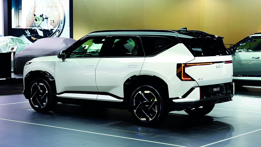 На фото: Kia EV5 GT