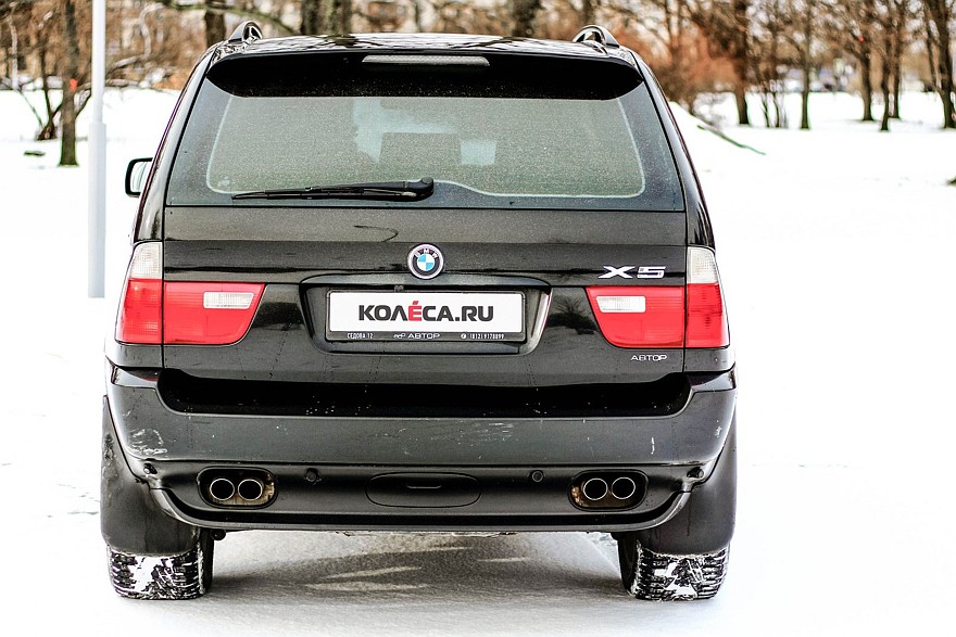 BMW X5 E53 чёрный вид сзади