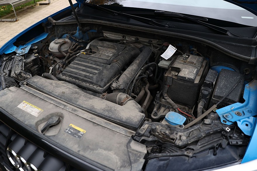 Красное знамя против четырёх колец: сравнительный тест Hongqi HS3 и Audi Q3