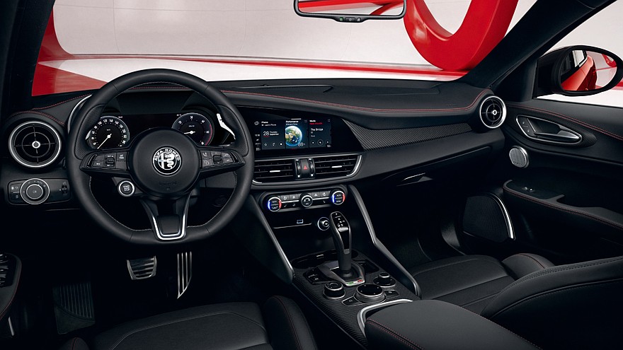 На фото: салон Alfa Romeo Giulia с пакетом Performance Pack