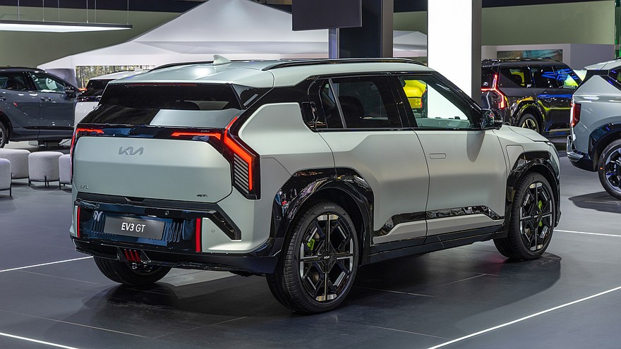 На фото: Kia EV3 GT