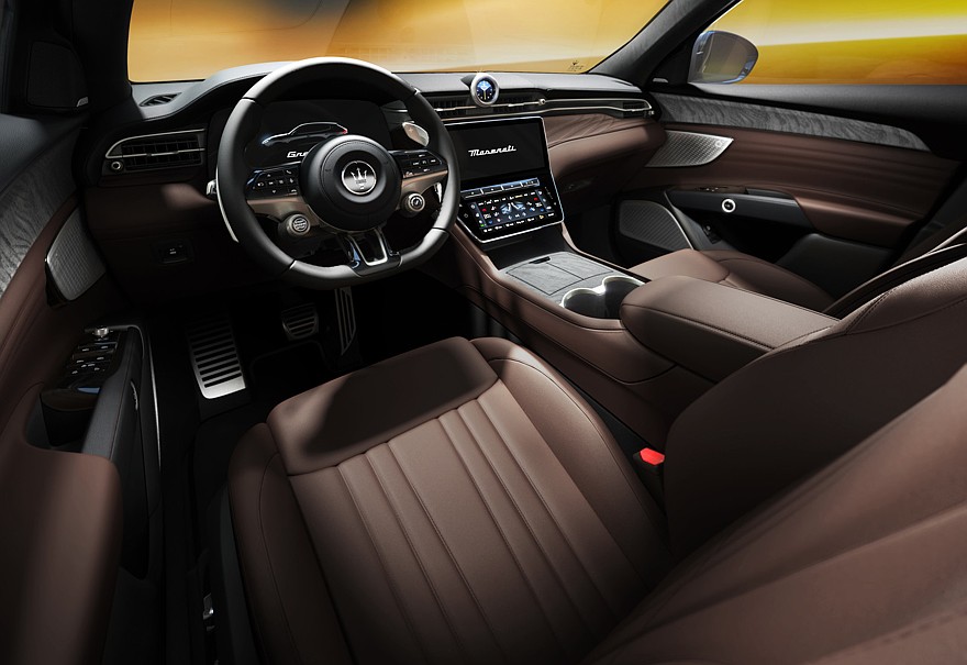 У кроссовера Maserati Grecale появилась новая роскошная спецверсия Lumina Blu