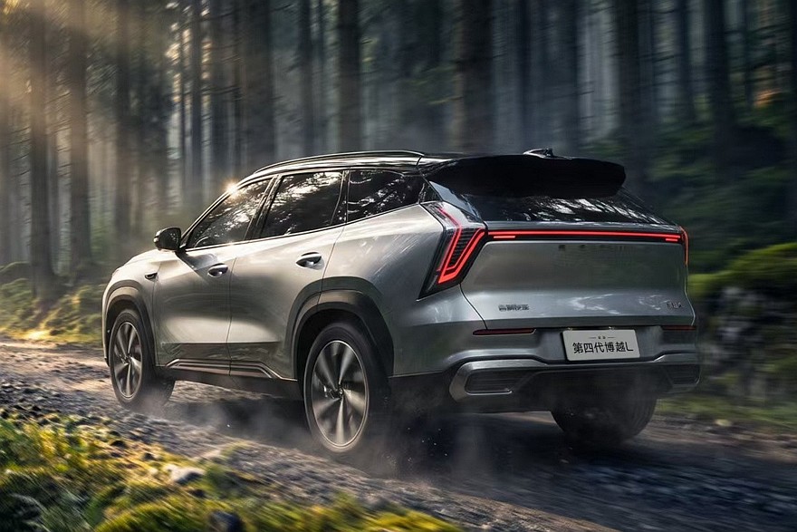 Бензиновый обновленный Geely Boyue L