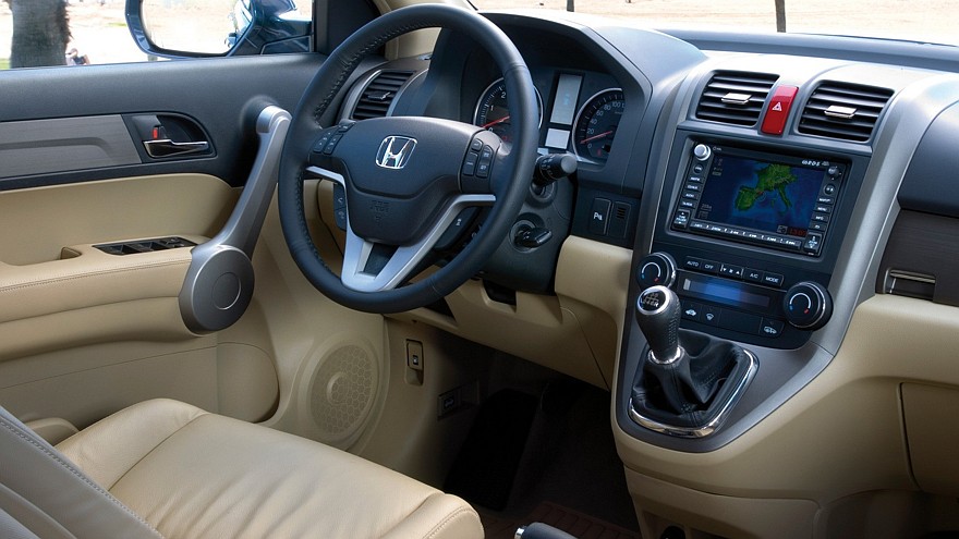 На фото: Торпедо Honda CR-V '2006–09