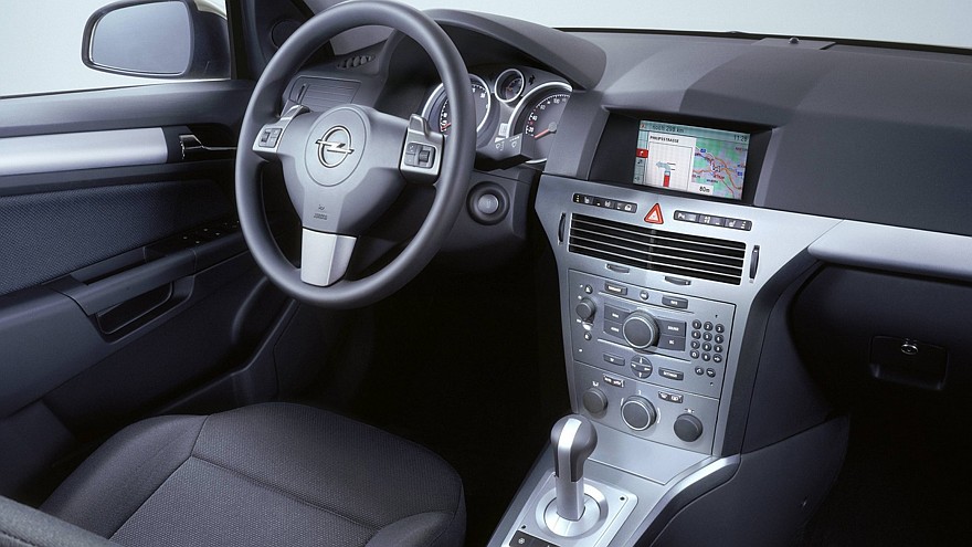 На фото: Торпедо Opel Astra Sedan (H) '2007–14