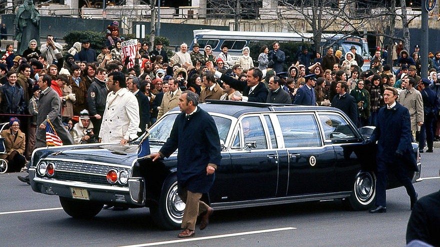Президент Ричард Никсон на автомобиле Lincoln Continental четвертой модификации. 1969 год (фото Dave Gelinas)