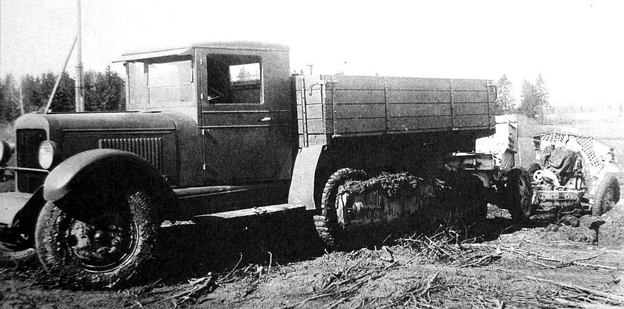 тягач ЗИС-22 с 122-мм гаубицей М-30 на фронте