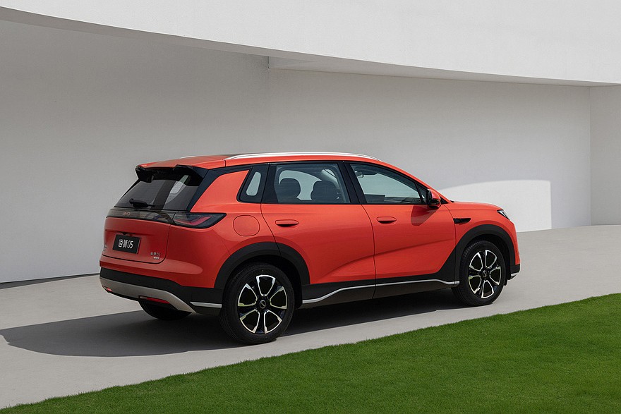 Обновленный гибридный BYD Sealion 05 DM-i. Посвежевший электрический паркетник выглядит так же