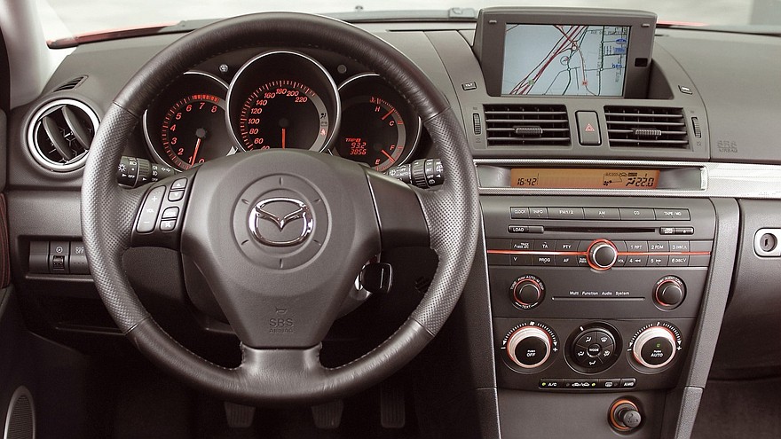 На фото: Торпедо Mazda3 Hatchback (BK) '2003–06