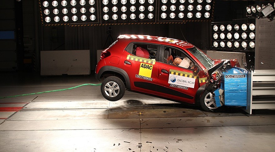 На фото: краш-тест Renault Kwid, оснащенного подушкой безопасности водителя