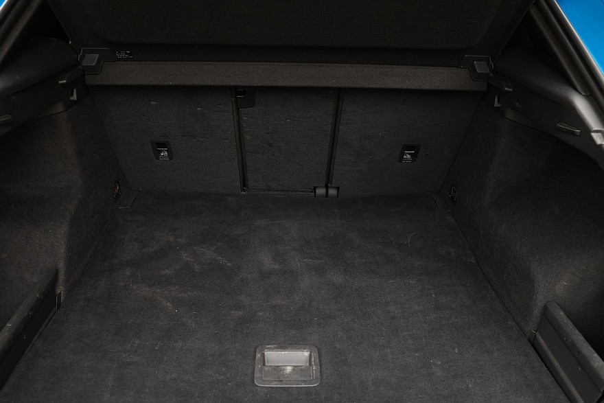 Красное знамя против четырёх колец: сравнительный тест Hongqi HS3 и Audi Q3