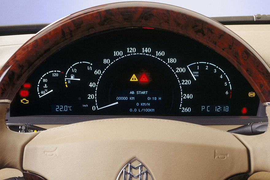 Рабочее место водителя (именно так) визуально навевало ассоциации с W220. Но это обманчивое впечатление