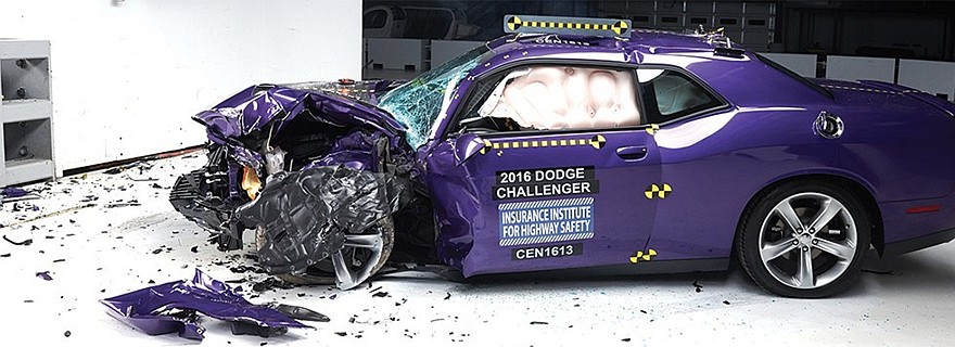На фото: Dodge Challenger после краш-теста