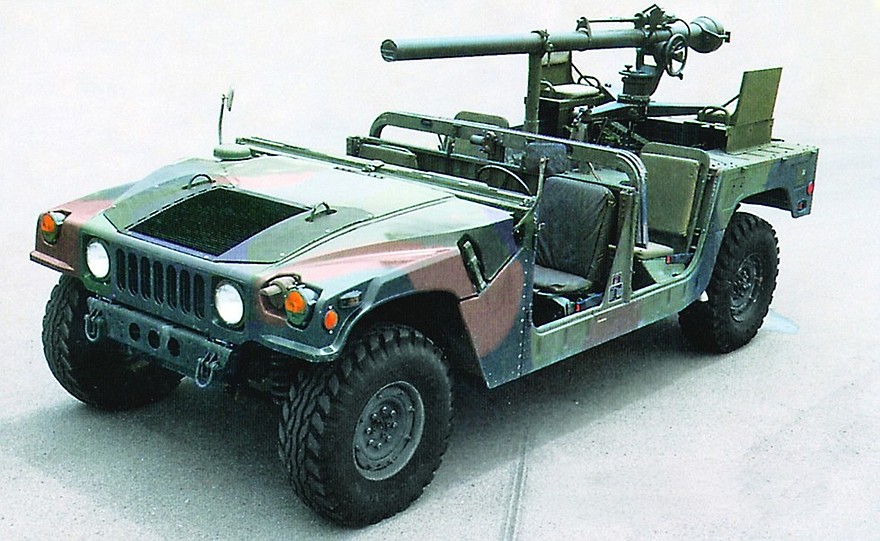 Открытый четырехместный автомобиль M1097A2 с 106-мм безоткатным орудием