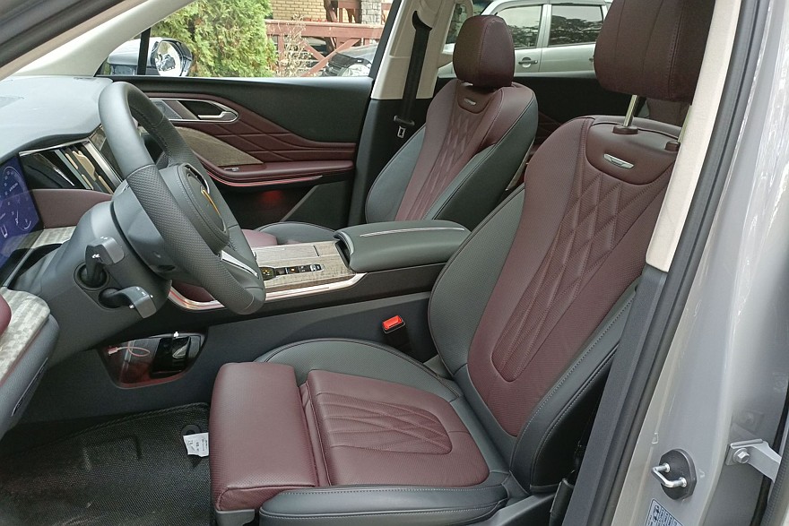 Крылатые габариты, немного эвкалипта и сила пользовательских настроек: тест-драйв Hongqi HS7