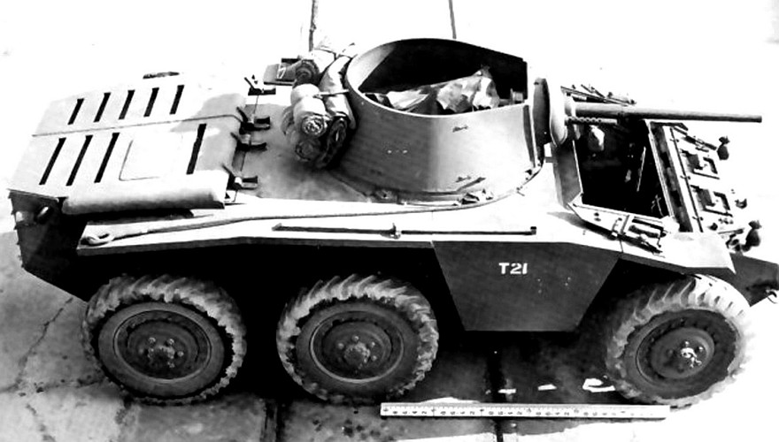 На фото: Верхний вид машины Т21 с открытой башней и соосными пушкой и пулеметом