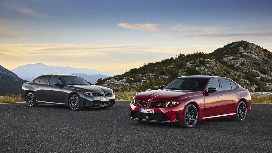На фото: BMW M350 xDrive и BMW 320