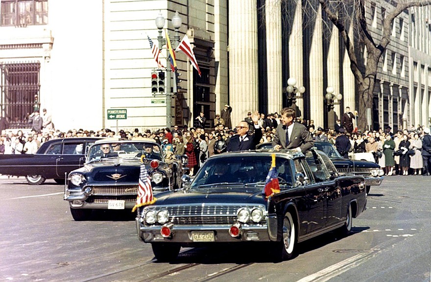 Джон Кеннеди в своем 350-сильном спецавтомобиле Lincoln Continental второй модификации