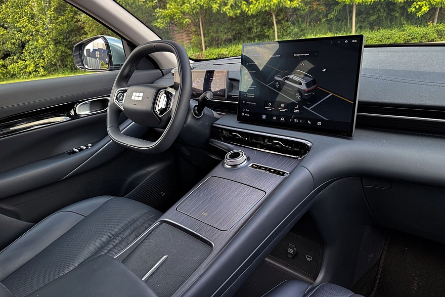 Зарядить быстрее, чем настроить: тест-драйв Geely EX5