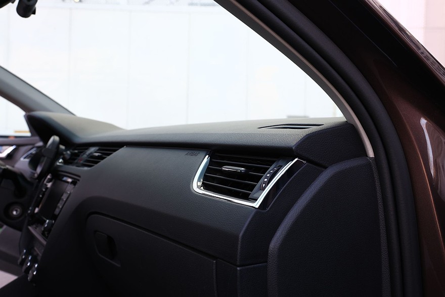 Skoda Octavia A7 с пробегом: ржавые пороги, дыры в дверях и комфортный салон из пластика